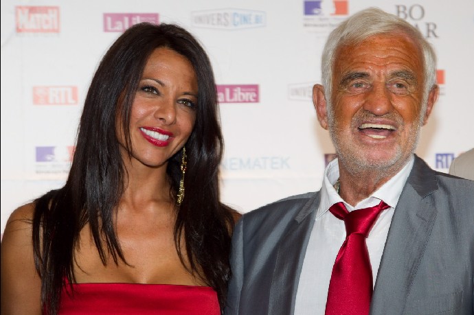 FOTO: Jean-Paul Belmondo s bývalou přítelkyní Barbarou Gandolfi, která ho však měla využívat kvůli penězům. – stránka 51