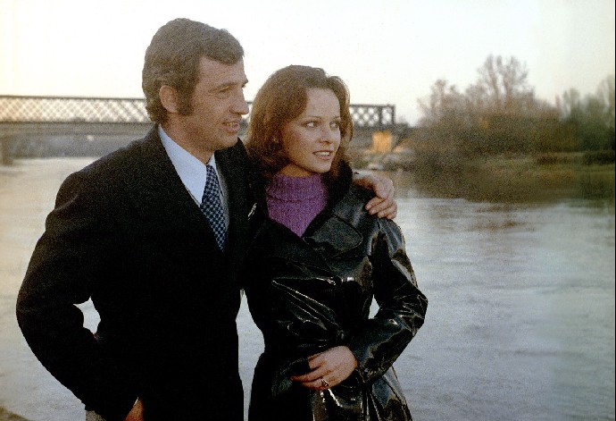 FOTO: Jean-Paul Belmondo randil s krásnou italskou herečkou Laurou Antonelli. – stránka 55