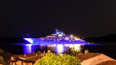 FOTO: Jachta Dilbar 2 Ališera Usmanova během noční jízdy.