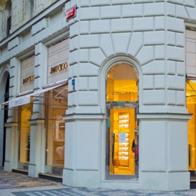 Butik Jimmy Choo na Pařížské zavírá.