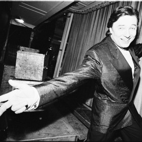 Karel Gott v knize mimo jiné popisuje své první strašné vystoupení v televizi. 