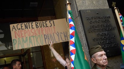 FOTO: Jeho angažmá v StB je častým tématem demonstrací.