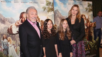 FOTO: Karel Gott s celou svojí rodinou na premiéře pohádky.