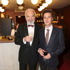 Děda Zdeněk Svěrák se svým vnukem Františkem.