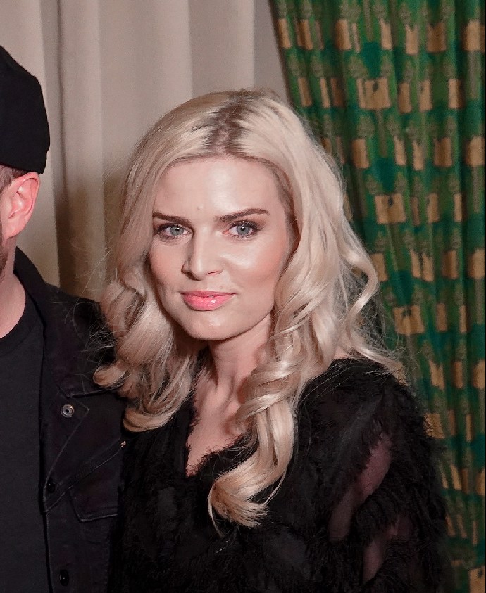 FOTO: Štíbrová se za svůj mateřský pupek nestidí ani po porodu a je to dobře. – stránka 148