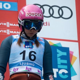 Karolína je úspěšná skokanka na lyžích.