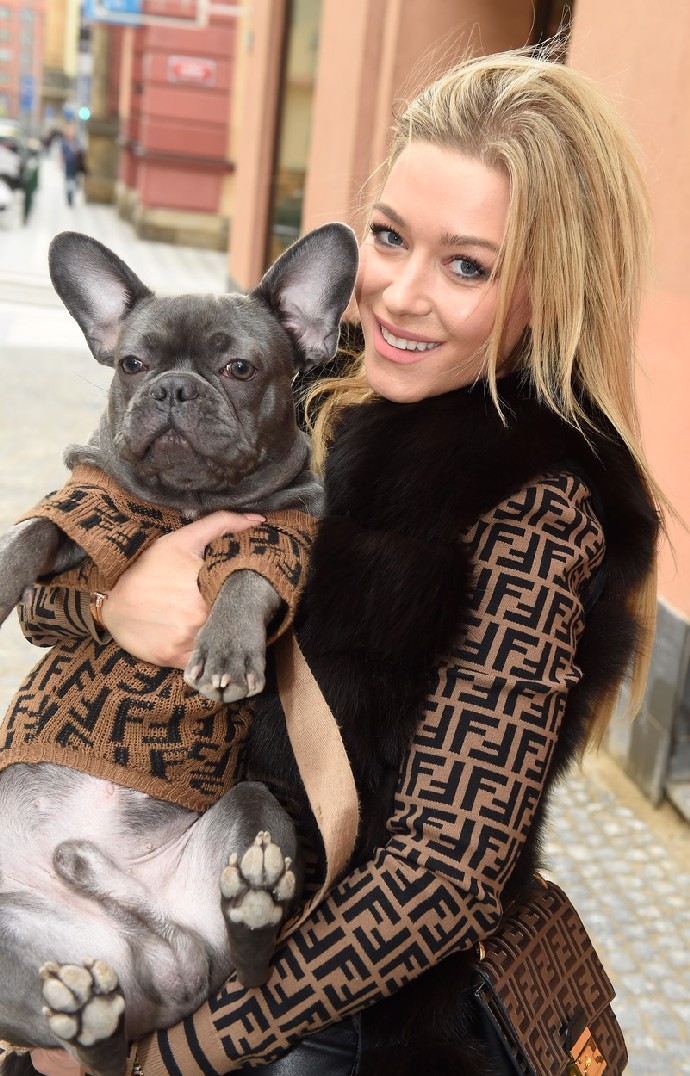 FOTO: Dominika Myslivcová se svým pejskem. – stránka 556