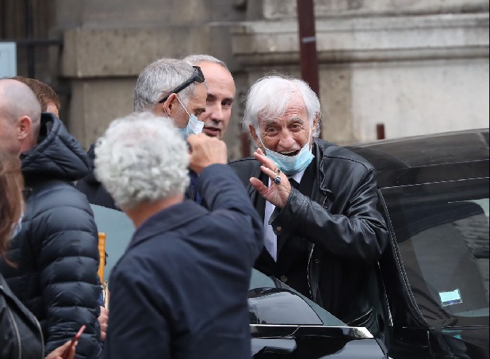 FOTO: Jean-Paul Belmondo do posledních chvíle rozdával úsměvy na všechny strany. – stránka 63