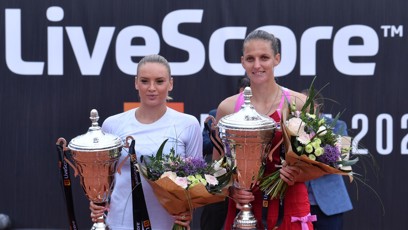 FOTO: Tereza Martincová s Karolínou Plíškovou.