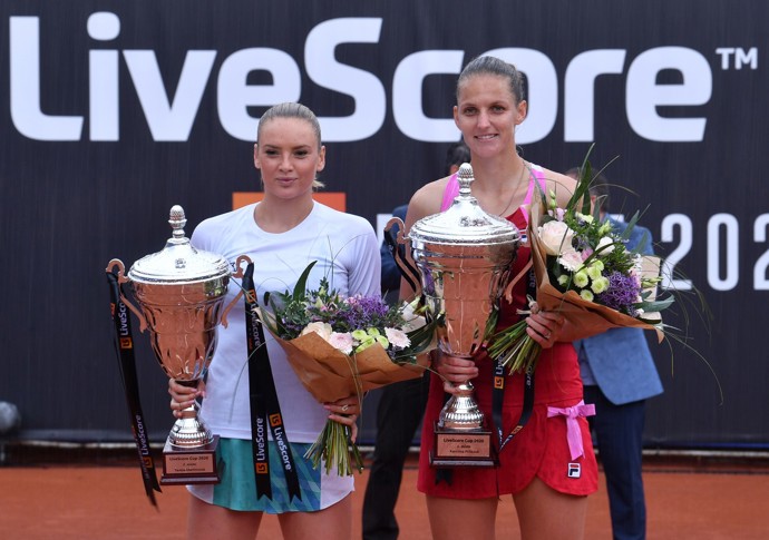 FOTO: Tereza Martincová s Karolínou Plíškovou. – stránka 18