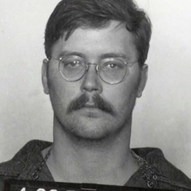 Edmund Kemper souložil s uřezanou hlavou své matky.