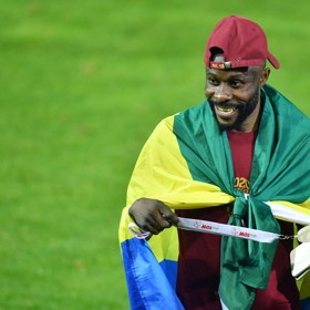 Guélor Kanga oslavuje triumf v MOL Cupu.