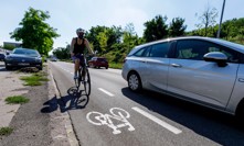 Cyklistka vybržďovala kamion a řidiči ukazovala prostředníček. Policie odhalila celou řadu prohřešků