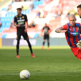 Martin Šustr odkopává míč před plzeňským, útočníkem Zdeňkem Ondráškem.