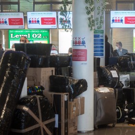 Ruští diplomaté měli plno kufrů a nejrůznějších zavazadel.