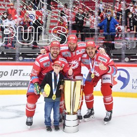 Hokejista Petr Vrána se synem