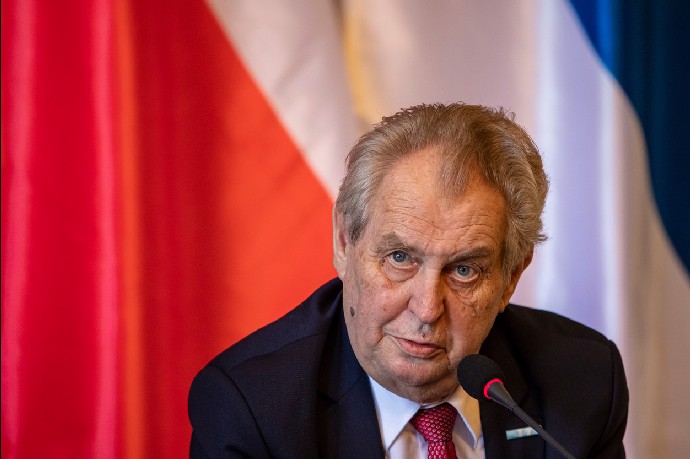 FOTO: Prezident Miloš Zeman v květnu 2021, když ČR navštívil srbský prezident Aleksandar Vučić. – stránka 571