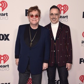 Elton John měl problémy s oční infekcí. 