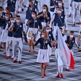 Zahájení olympiády obrazem: Módní přehlídka plná oděvů s kulturním odkazem a oslnivý ohňostroj