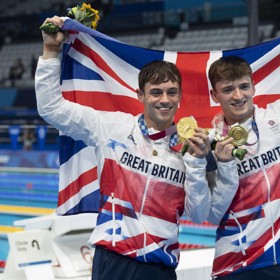 Tom Daley získal na OH v Tokiu zlatou medaili.