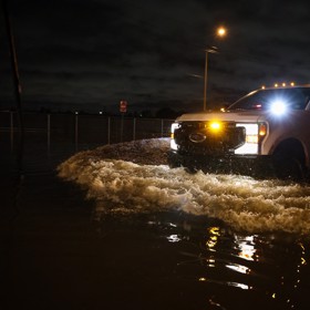 V obou státech je vyhlášen nouzový stav.