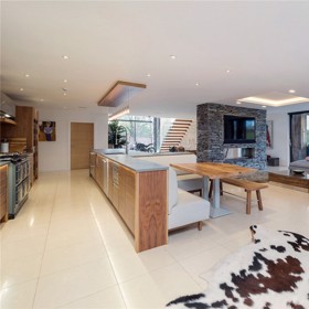 Do Alderley se přestěhoval s rodinou.