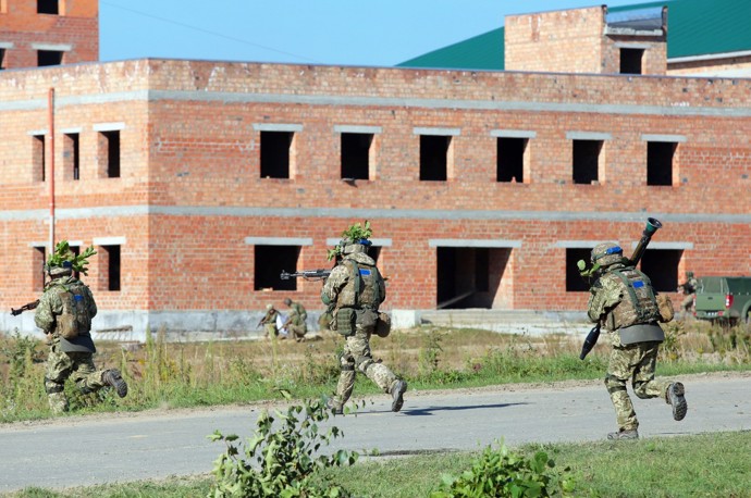 FOTO: Vojáci cvičí na základně Yavoriv, která byla cílem ruského útoku. – stránka 1341