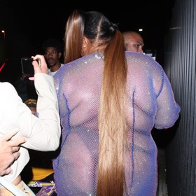 Nestihla se obléknout: Lizzo přišla na oslavu narozenin jako hrošík chycený v síti 