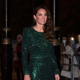 Kate podobné šaty vynesla už v roce 2021.