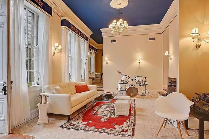 FOTO: V domě jsou i bicí. – stránka 27