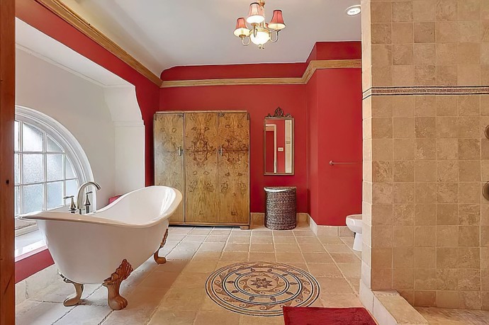 FOTO: Koupelna vypadá přepychově. – stránka 26