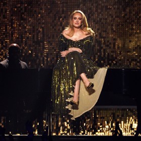 Adele zaujala i svými róbami.