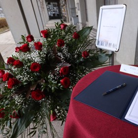 Kondolenční kniha.