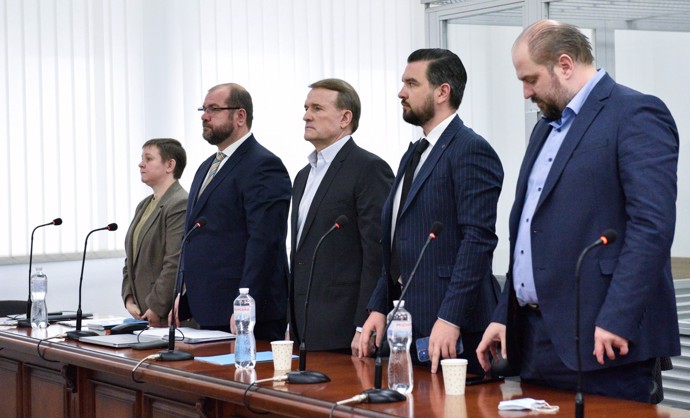 FOTO: Medvědčuk během soudu za velezradu. – stránka 1084