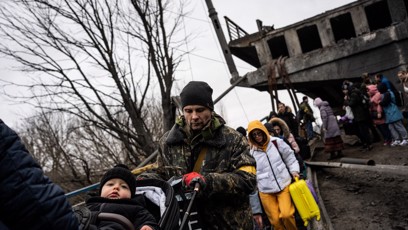 FOTO: Vojáci pomáhají civilistům s evakuací.