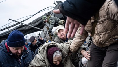 FOTO: Z oblasti prchají i staří lidé.