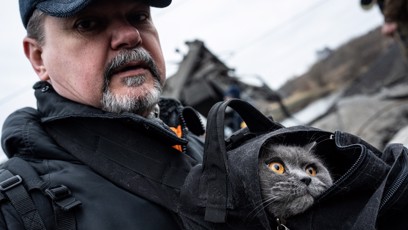FOTO: Obyvatel se svou kočkou prchá z Irpinu na Ukrajině.