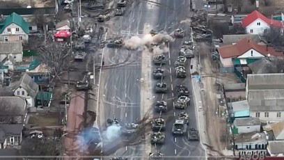 FOTO: Ukrajinské armádní jednotky zasáhly při dělostřeleckému útoku na předměstí Kyjeva kolonu ruských tanků.