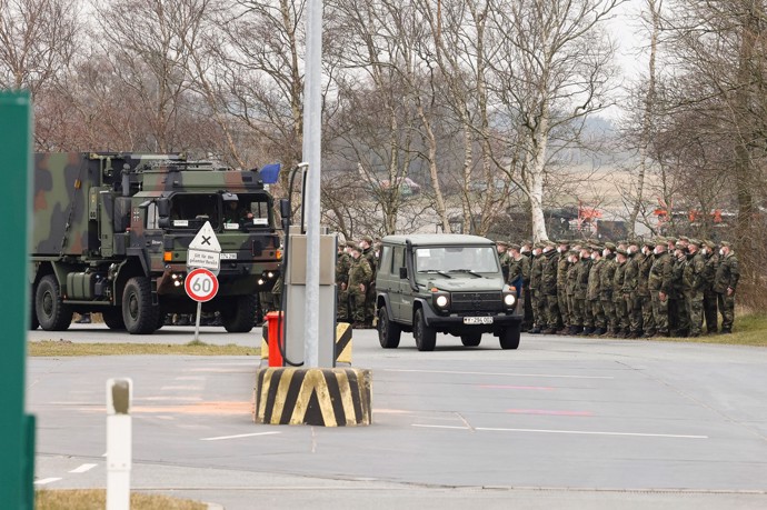 FOTO: Na Slovensko postupně přicházejí ze zemí Severoatlantické aliance jednotky, které mají na starosti rozmístění systému protivzdušné obrany Patriot. – stránka 1305