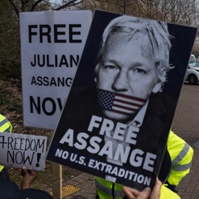 Julian Assange se oženil.