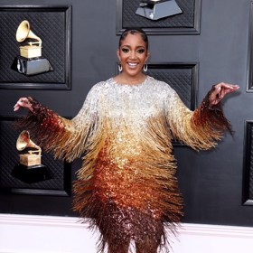 Hudebnice Mickey Guyton v nelichotivých šatech.