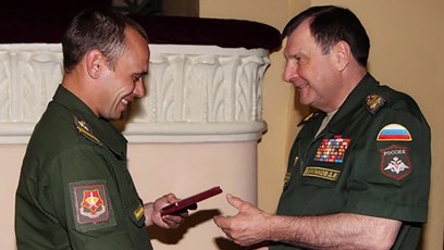 FOTO: Azatbek Omurbekov  dostal za vojenské úspěchy v roce 2014 medaili.