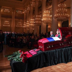 Smuteční rozloučení s Vladimirem Žirinovským v Domě odborů v centru Moskvy.