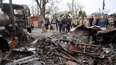 FOTO: Zničená vozidla ruské armády během návštěvy města Buča.