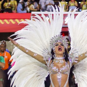 Tanečnice se vlní v rytmu samby.