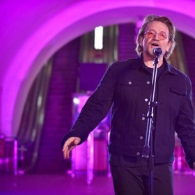 Koncertu Bona přihlížela skupinka fanoušků i vojáků.