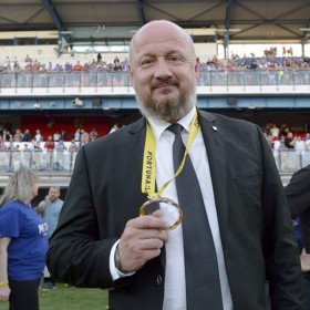 Adolf Šádek s medailí pro mistra ligy.