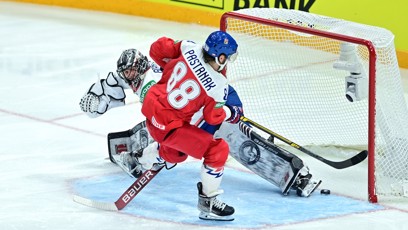 FOTO: David Pastrňák si při trestném střílení vychutnal norského brankáře Jonase Arntzena.