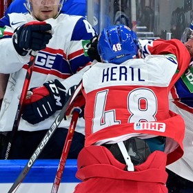 Tomáš Hertl v potyčce s norským útočníkem Martinem Roymarkem.