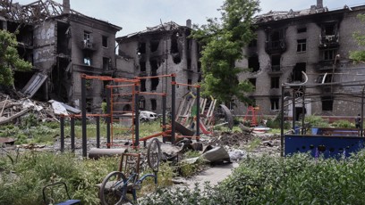 FOTO: Dětské hřiště uprostřed rozstřílených domů.